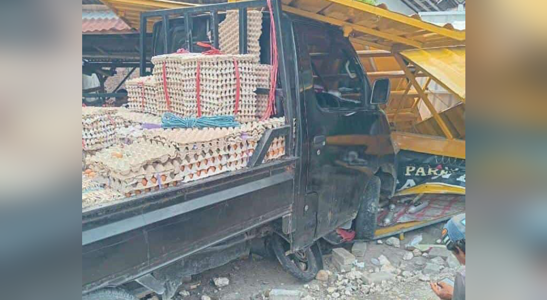 Banting Setir, Pengendara Pikap di Bojonegoro Tubruk Pemotor hingga Kios Teh