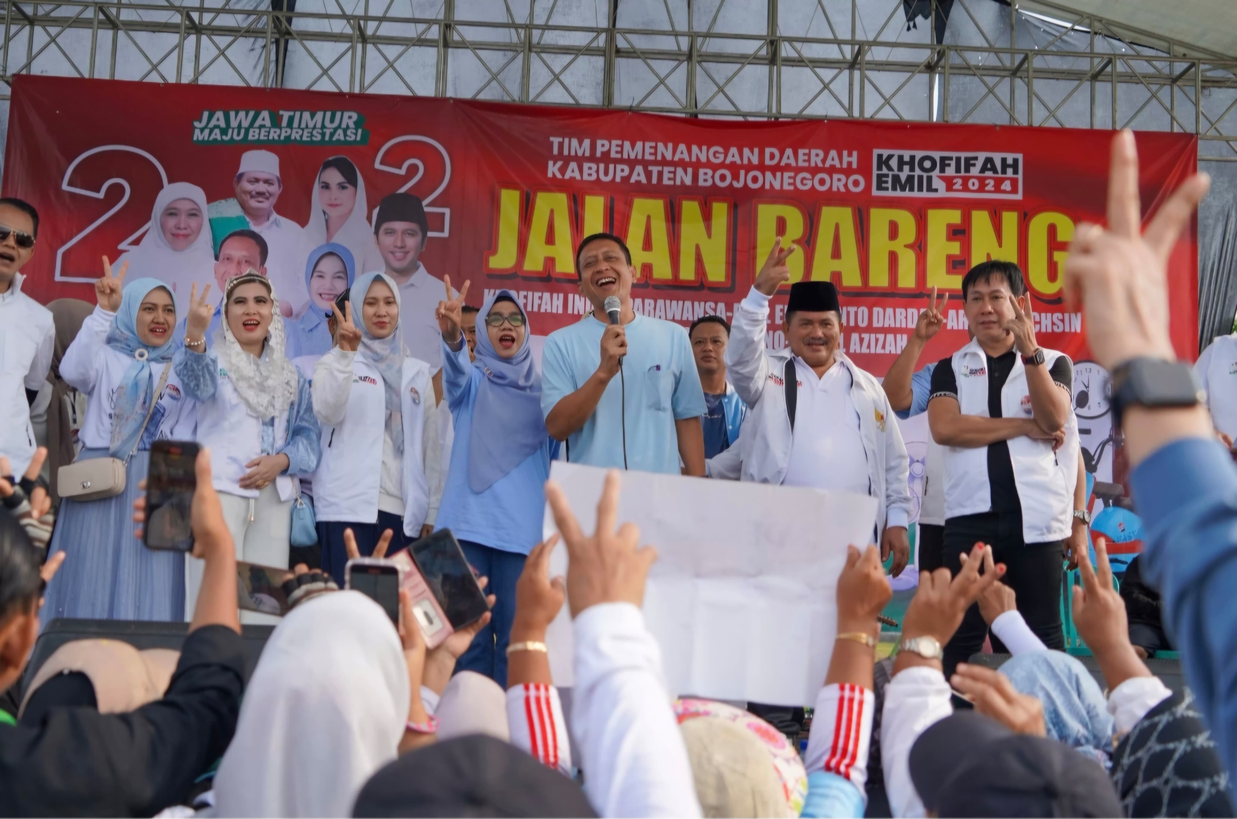 Ribuan Warga Bojonegoro Mlaku Bareng Khofifah-Emil dan Wahono-Nurul