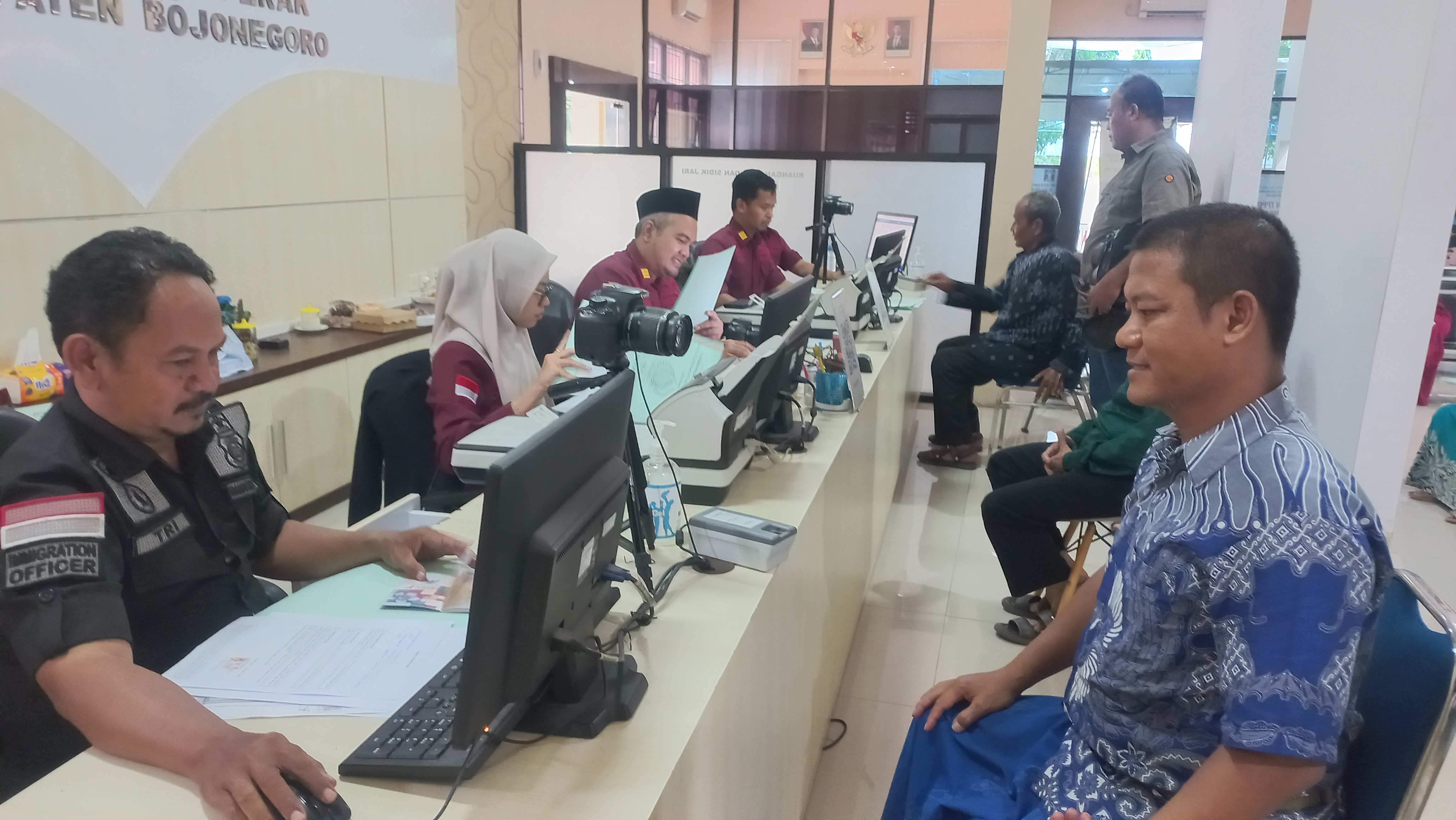 Kerjasama dengan Kemenag Bojonegoro, UKK Imigrasi Kelas 1 TPI Tanjung Perak Giatkan Eazy Paspor CJH 2025