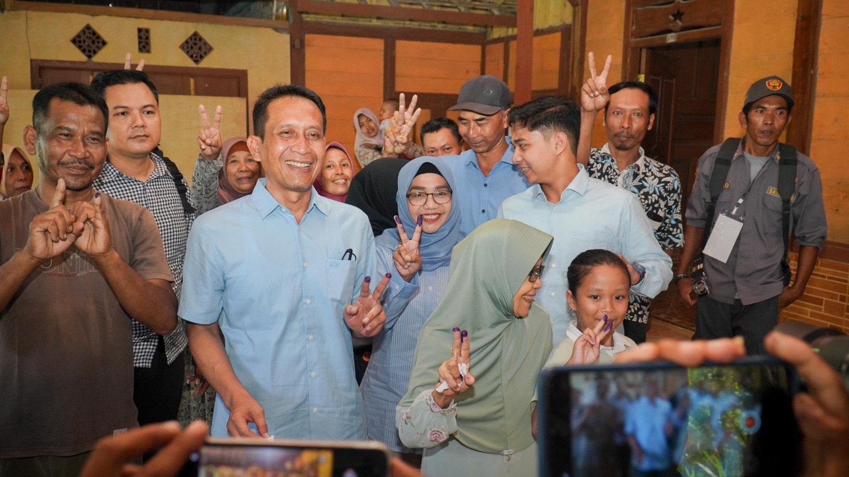 Bersama Istri dan Ibunda, Cabup Setyo Wahono Nyoblos di Tempat Kelahiran