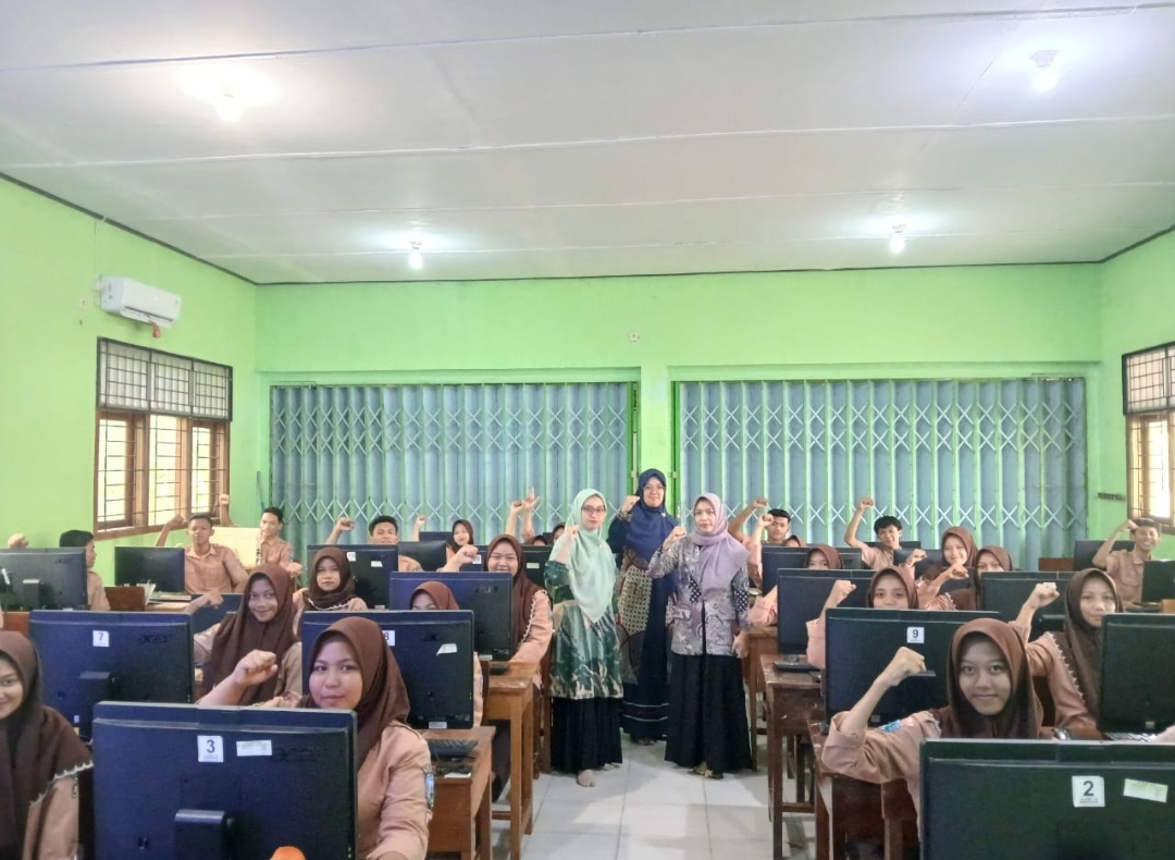 Pelatihan Penggunaan Aplikasi Winplot Tingkatkan Pembelajaran Matematika di SMAN 1 Balen Bojonegoro