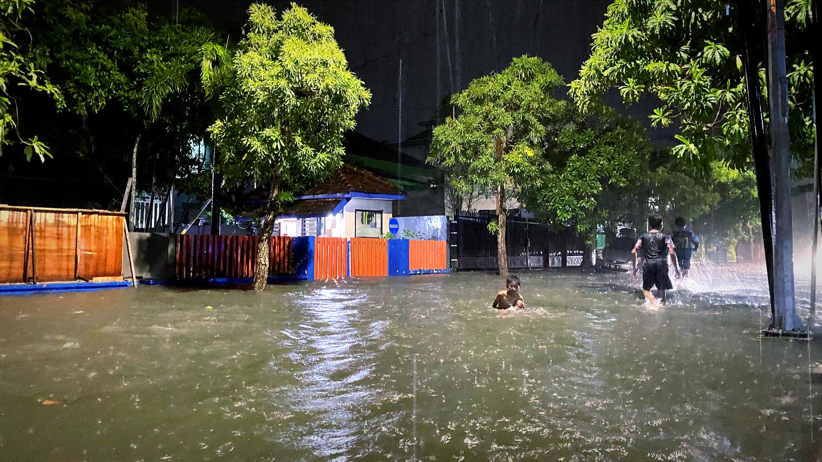 Hujan 2 Jam, Jalanan Kota Bojonegoro Direndam Banjir
