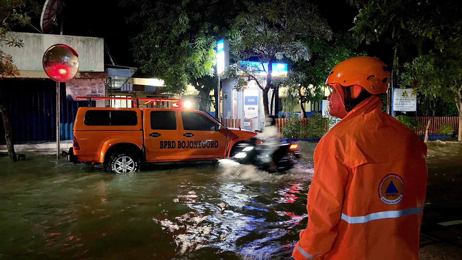 Drainase Tersumbat, Jalan Protokol Bojonegoro Dihantui Banjir saat Musim Penghujan