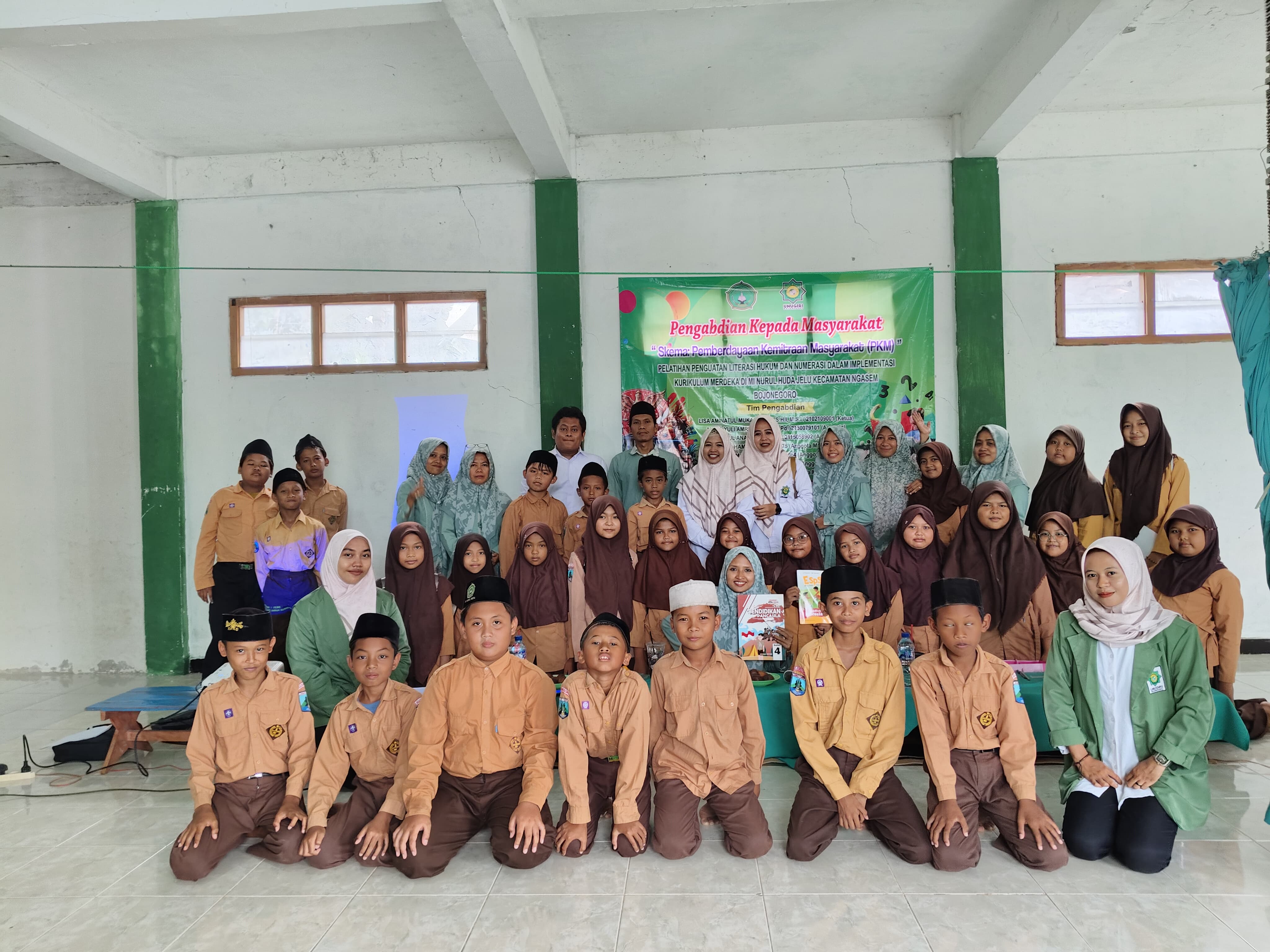 Tingkatkan Pemahaman Literasi Hukum dan Numerasi, Dosen UNUGIRI Bekali Siswa-siswi MI Nurul Huda Jelu