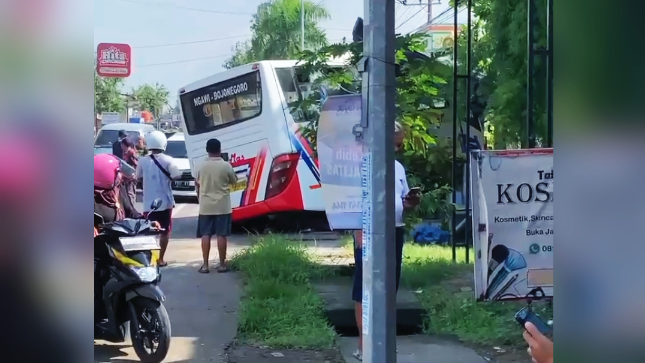 Tiba-tiba Oleng, Bus di Bojonegoro Santap Pemotor dan Halte