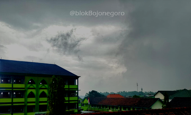 Mendung Tebal di Timur Bojonegoro
