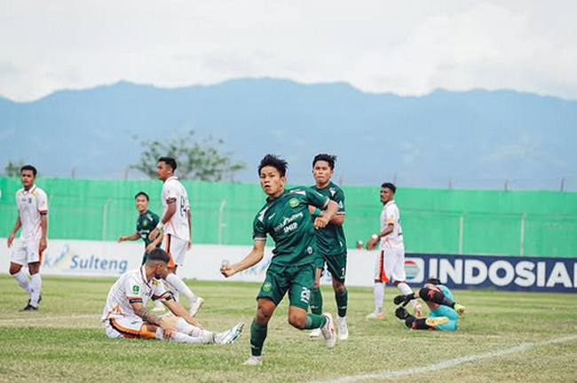 Pemain Persipal Rayakan Gol ke Gawang Persibo