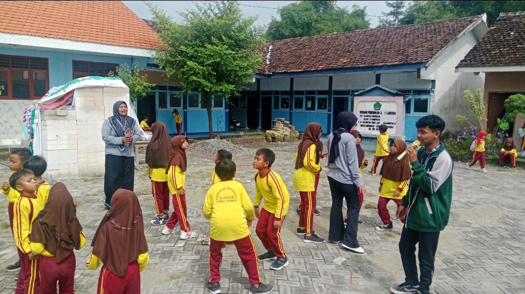Lestarikan Budaya Indonesia, Mahasiswa KKN Kenalkan Permainan Tradisional di MI Islamiyah Simorejo