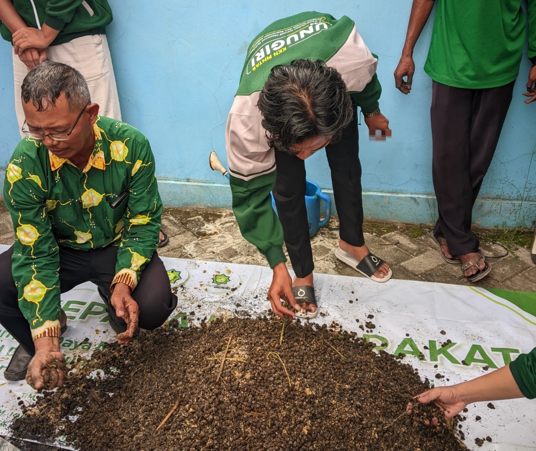 KKN di Desa Ngeper Berikan Pelatihan Pembuatan Pupuk Kompos dari Kotoran Ternak
