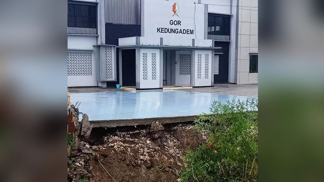 Hujan Deras Akibatkan Pagar GOR Kedungadem, Bojonegoro Ambruk