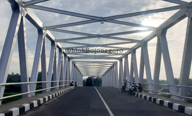 Mendung, Lihat Bengawan Solo dari Jembatan KaRe