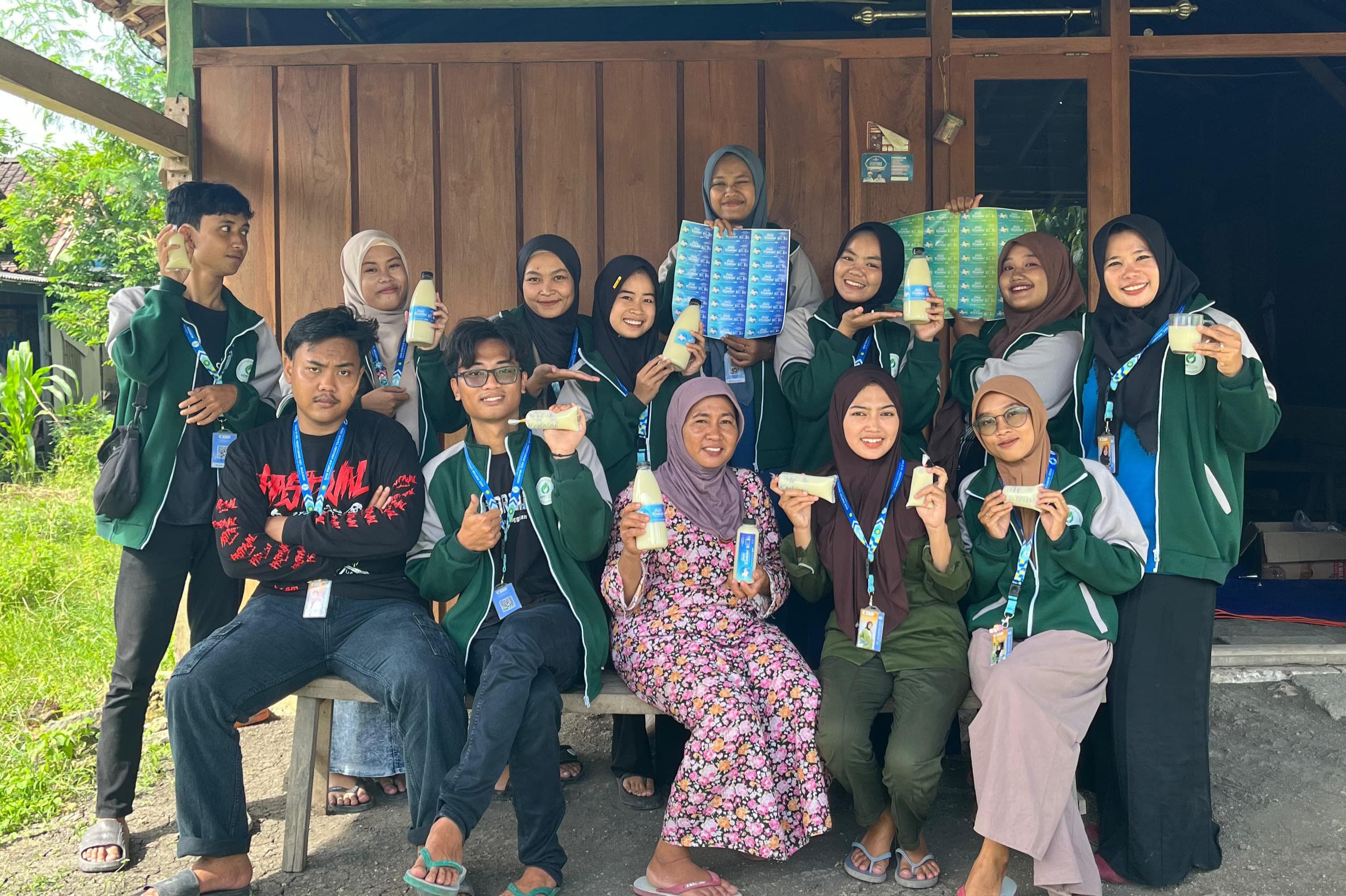 Kembangkan Potensi Lokal Desa Mediyunan, Mahasiswa Unugiri Dampingi Rumah Produksi Sari Kedelai Milik Warga