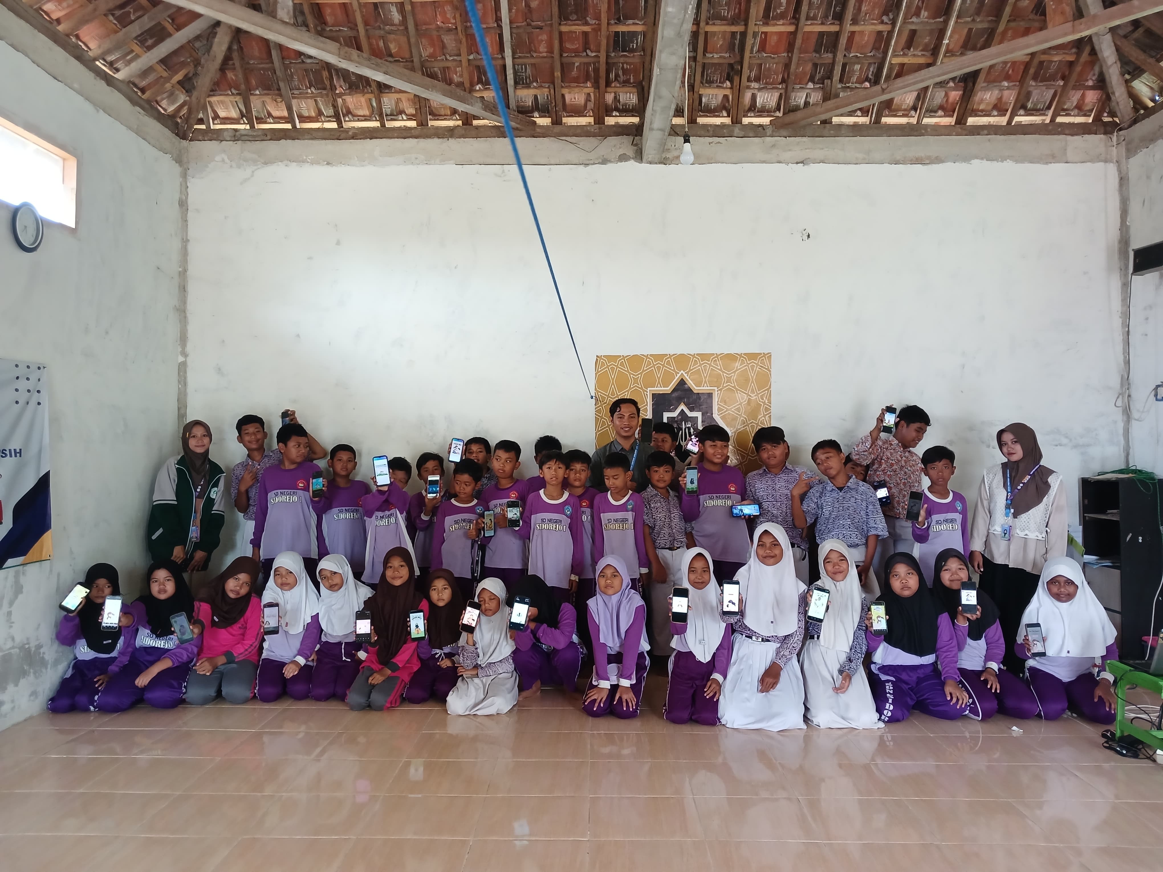 Tanamkan Literasi Digital Sejak SD, Mahasiswa Unugiri Adakan Pelatihan Desain Grafis