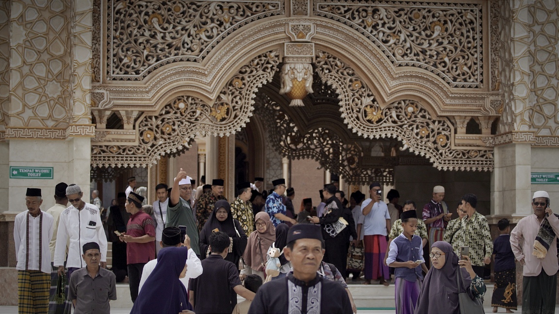 Masjid Wisata Religi Bojonegoro Dibanjiri Ratusan Jemaah Salat Jumat