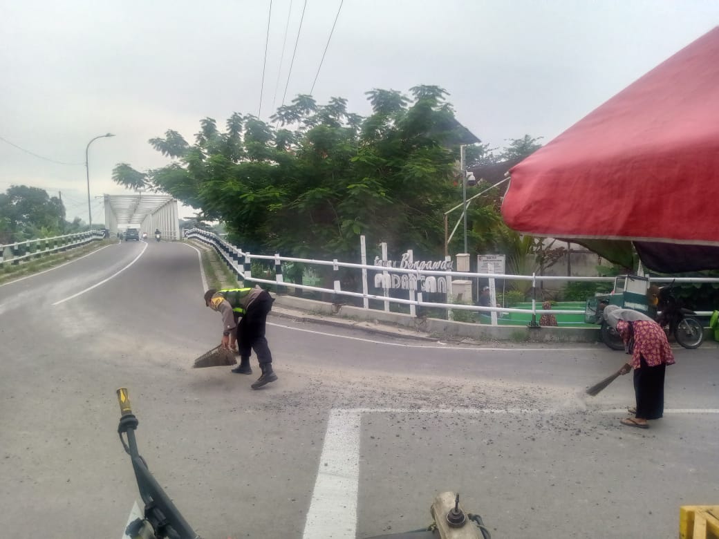 Cegah Kecelakaan Lalu Lintas, Polsek Padangan Bersihkan Tumpahan Pasir dan Kerikil di Jalan Raya