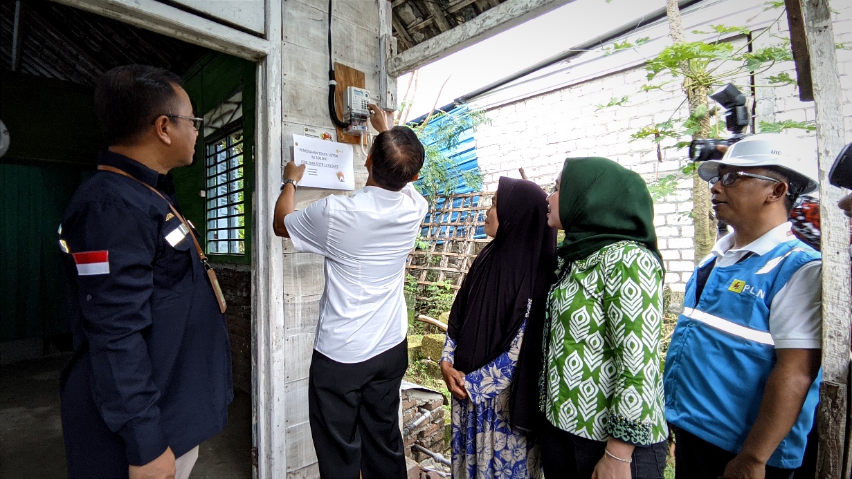 Sepanjang 2024, 908 Warga di Bojonegoro Terima Bantuan Listrik Gratis