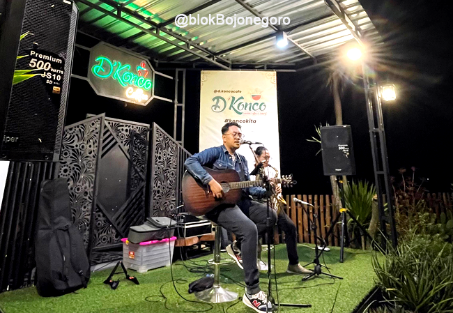 Raka dan Oki Hibur Penonton D'Konco Cafe