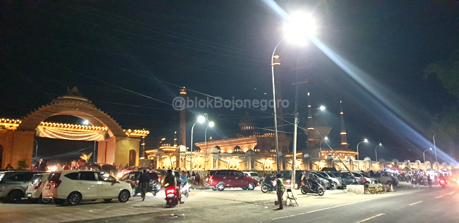 Warga Luar Kota Singgah di Masjid Wisata Religi Margomulyo