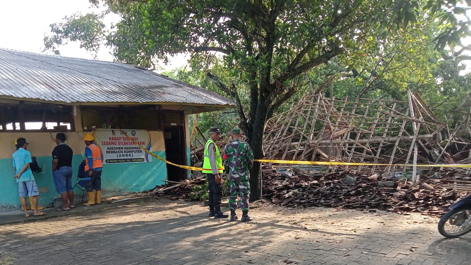 2 Ruang Kelas SDN Pejok 1 Bojonegoro Ambruk Gegara Tertimpa Pohon