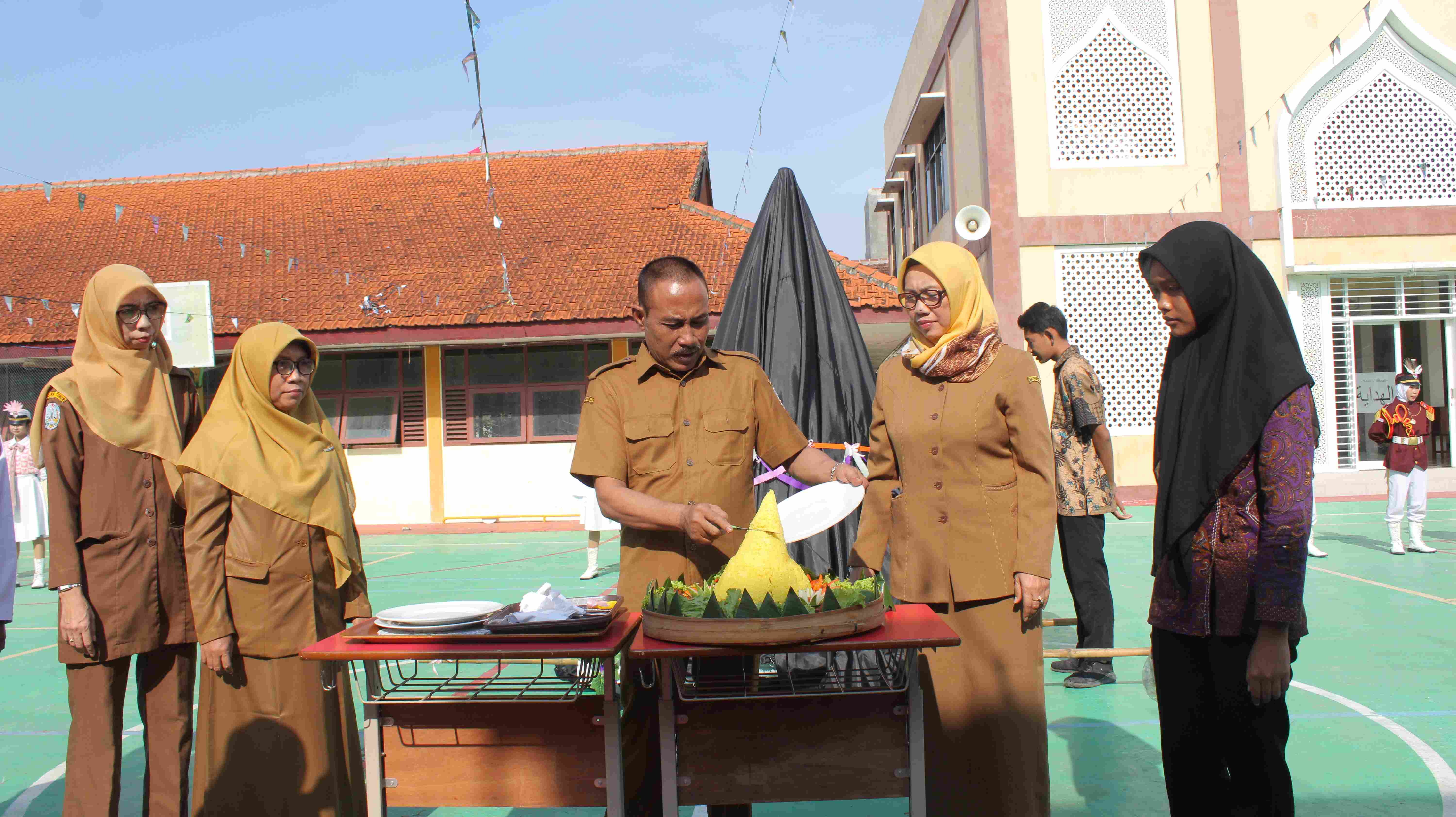 Rayakan Milad ke-48, SMK Negeri Bojonegoro Gelar Grebeg Tumpeng