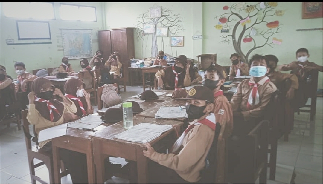 Bau Tembakau Menyengat, Siswa SD di Bojonegoro Serentak Gunakan Masker