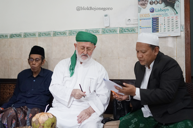 Syaikh Fadhil Bersama Pengasuh Ponpes Attanwir