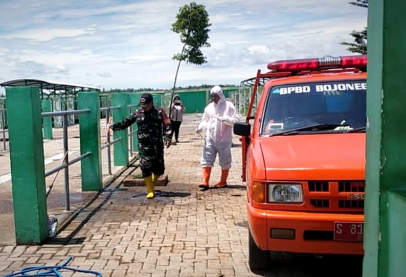 Cegah Penyebaran PMK, BPBD Semprot Disinfektan di Pasar Hewan Bojonegoro