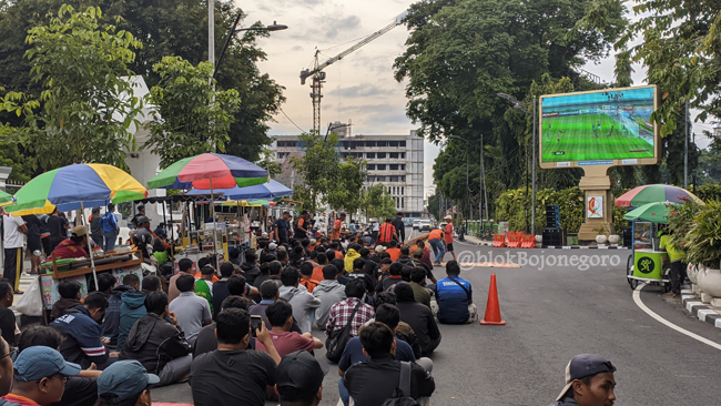 Supporter Persibo Nobar di di Alun-alun Bojonegoro