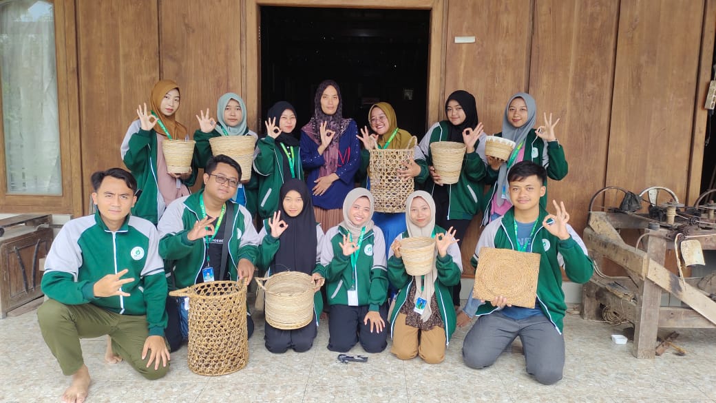 Mahasiswa UNUGIRI Berikan Pelatihan Kerajinan Tali dan Anyaman dari Bahan Pelepah Pisang di Desa Mulyorejo