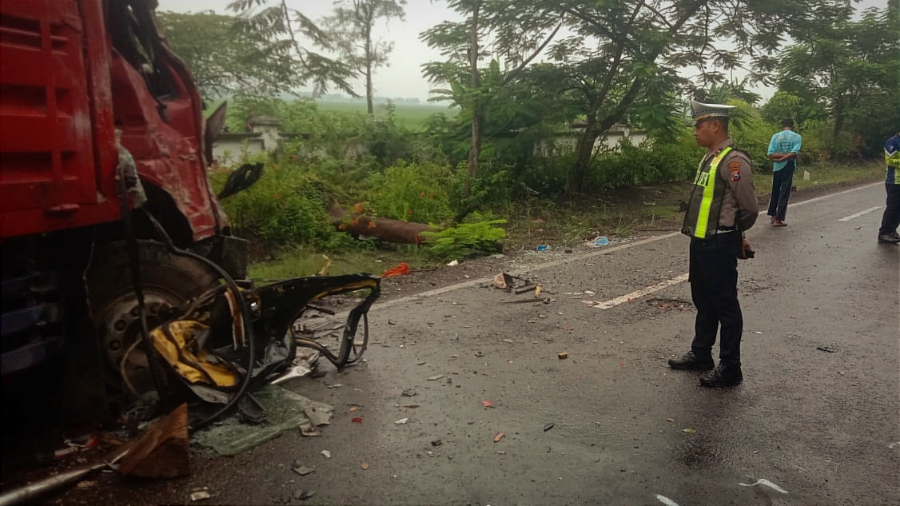 2 Truk Adu Banteng di Bojonegoro, Pengemudi Asal Kebumen Meregang Nyawa
