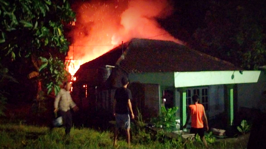 Rebus Ubi Ditinggal Tidur, Rumah Warga Bojonegoro Ludes Terbakar
