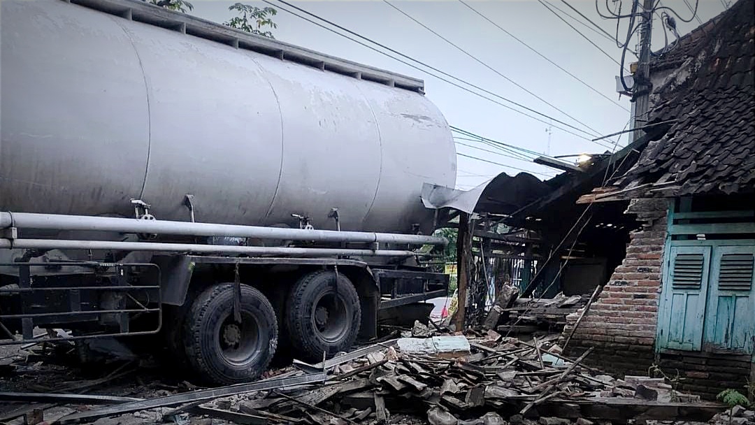 Oleng, Truk Tangki Tabrak 2 Rumah dan Musala di Bojonegoro