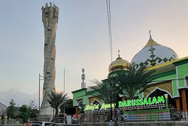Masjid Agung Darussalam Kota Bojonegoro saat sore hari.