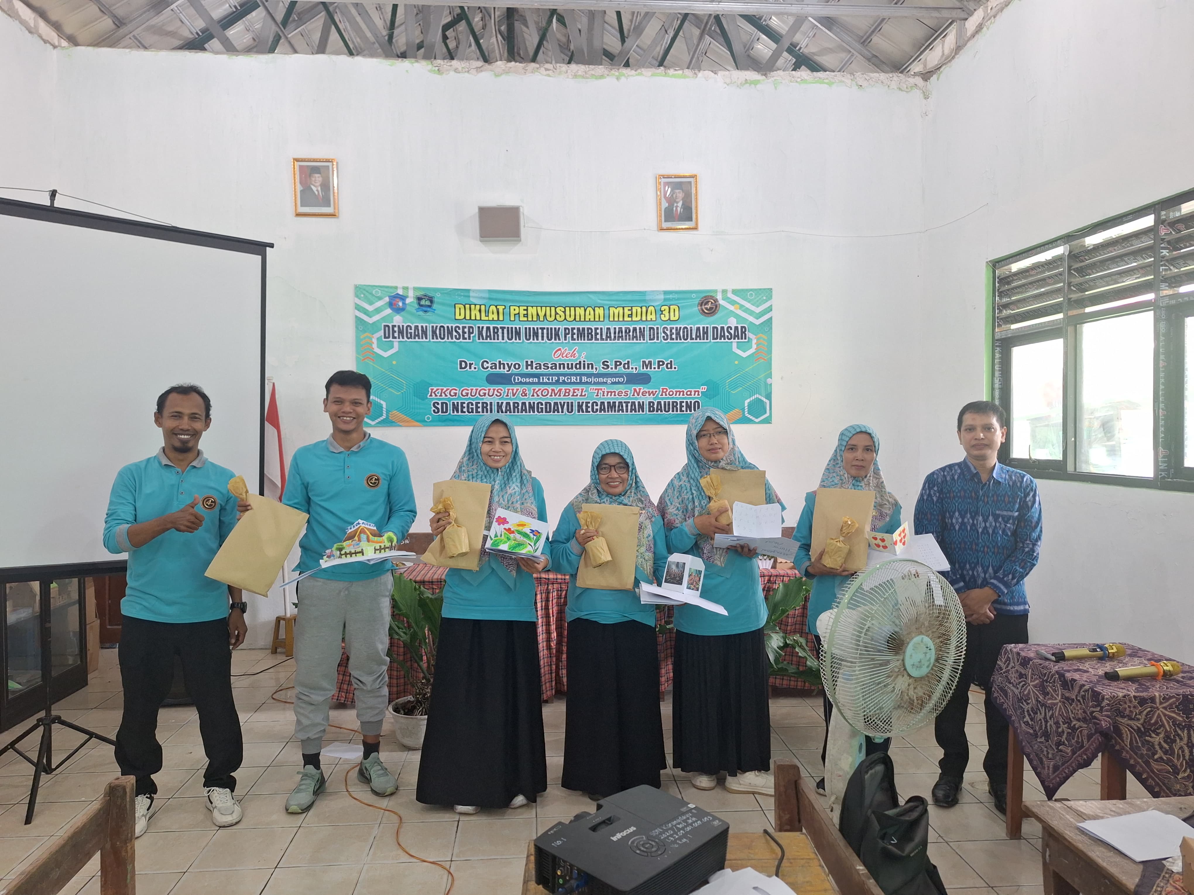 Kepala SDN Karangdayu Memperoleh Paket Buku Literasi