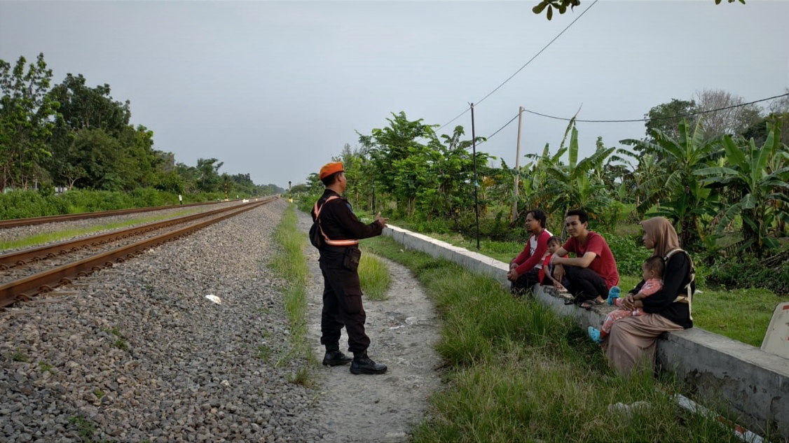 Awas! Ngabuburit di Rel Kereta Api Bisa Didenda Rp15 Juta