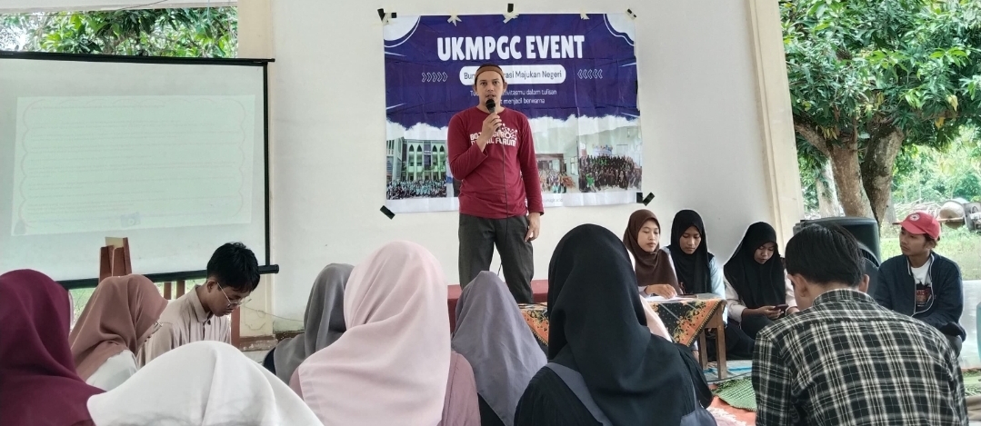 Anggota UKMPGC UNUGIRI Ikuti Pelatihan Menulis Berita Langsung