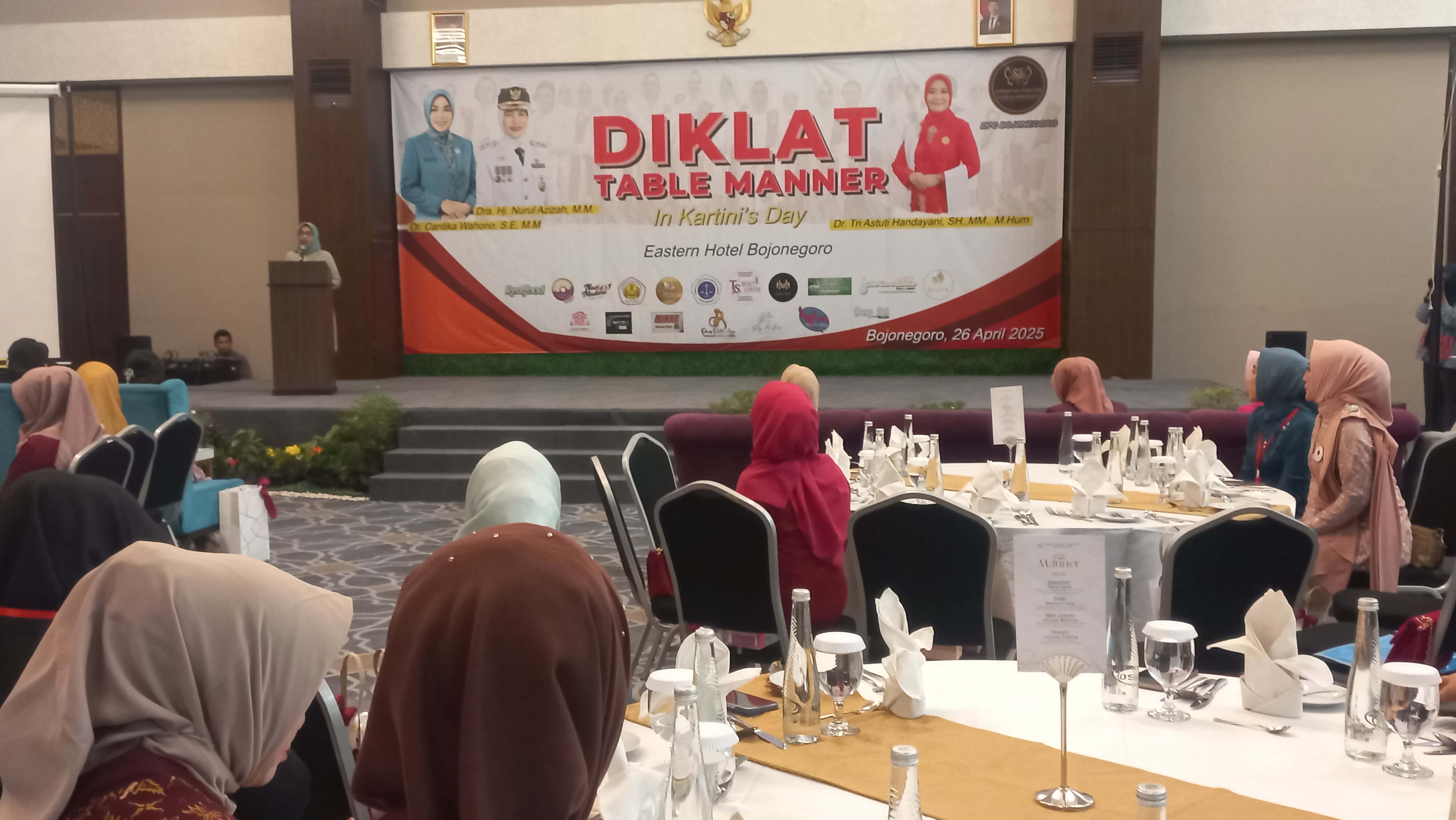 Anggun dalam Budaya dan Modernitas, KKI DPC Bojonegoro Gelar Diklat Table Manner