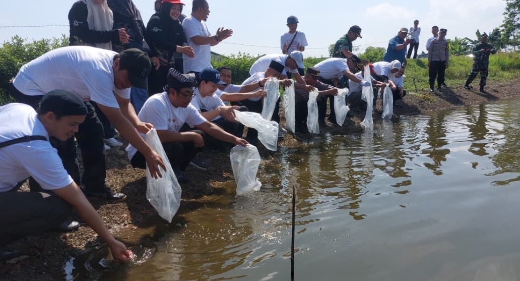 HPN 2025, PWI Bojonegoro Tanam Pohon dan Tebar Benih Ikan di Embung Ngumpakdalem