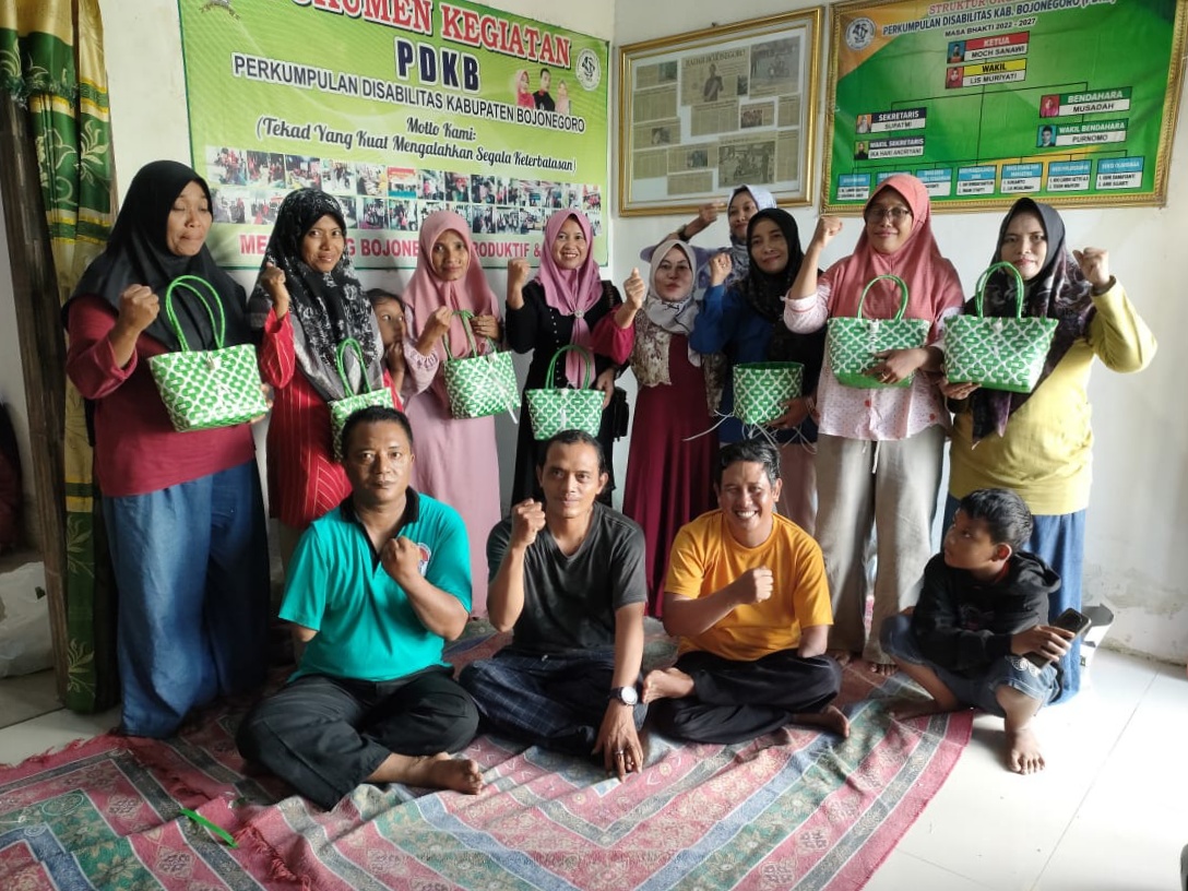 Anggota PDKB Antusias Belajar Anyaman Tas dari Embos Plastik Hasil Studi Tiru ke Magetan