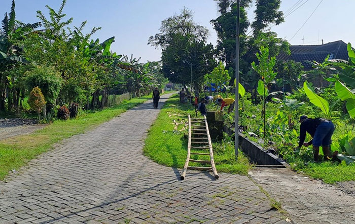 Warga Ngantulan Adakan Kerja Bakti