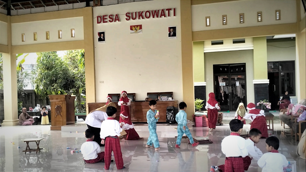 Bau Tembakau PT Sata Tec Menyengat, Belajar Siswa PAUD dan TK Ngungsi di Balai Desa