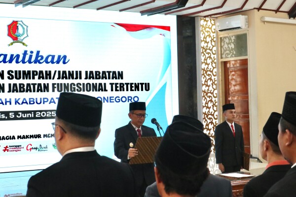 Bupati Bojonegoro Lantik 79 Kepala Sekolah dan 105 Pejabat Fungsional