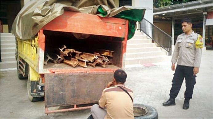 Kabur ke Hutan Tinggalkan Barang Curian, Polisi Buru Maling Rel Kereta di Bojonegoro