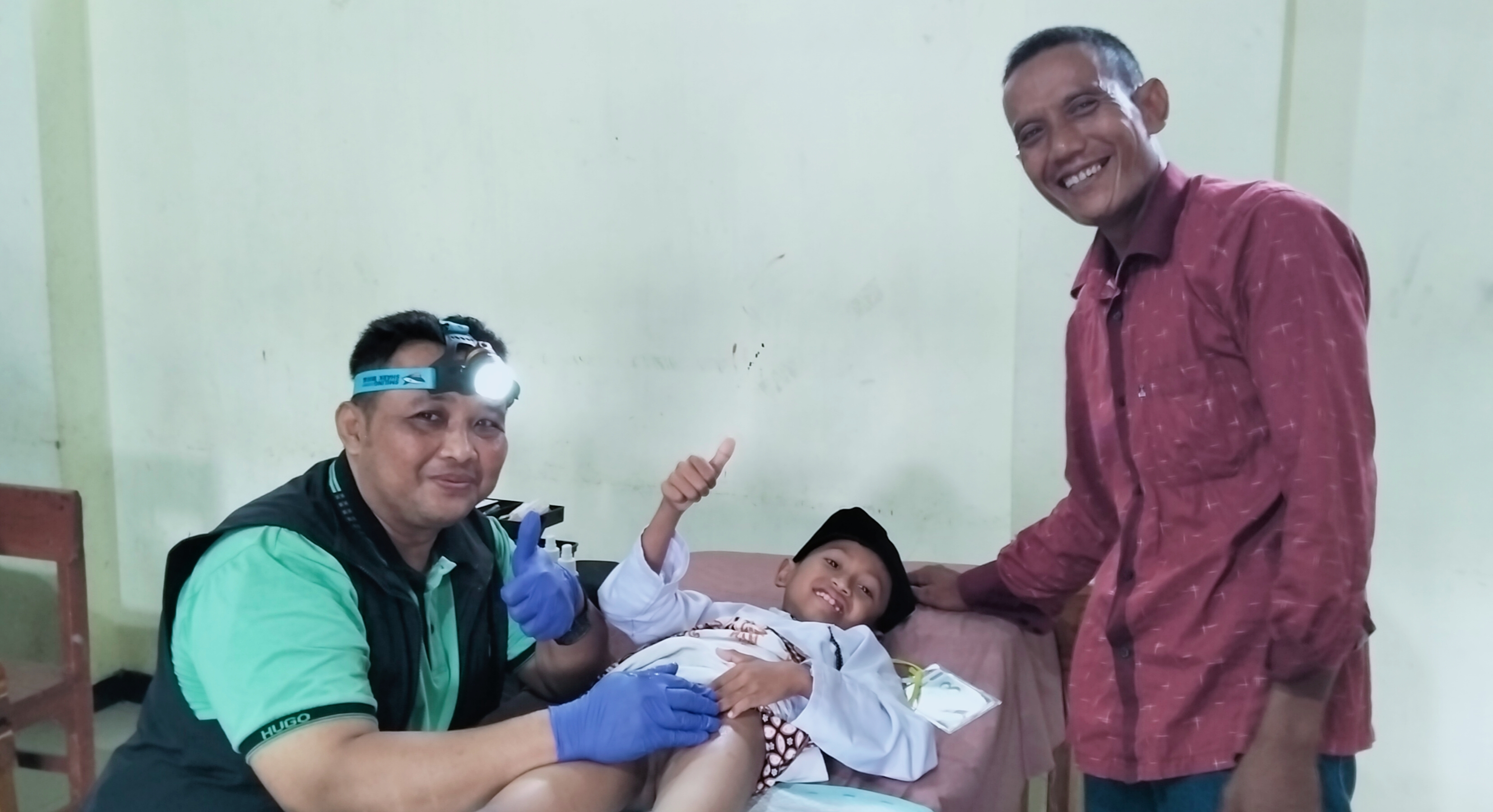 Anak dan Orang Tua Bahagia Setelah Khitan