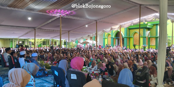 Puluhan Ribu Jemaah Padati Haul Mbah Yai Sholeh