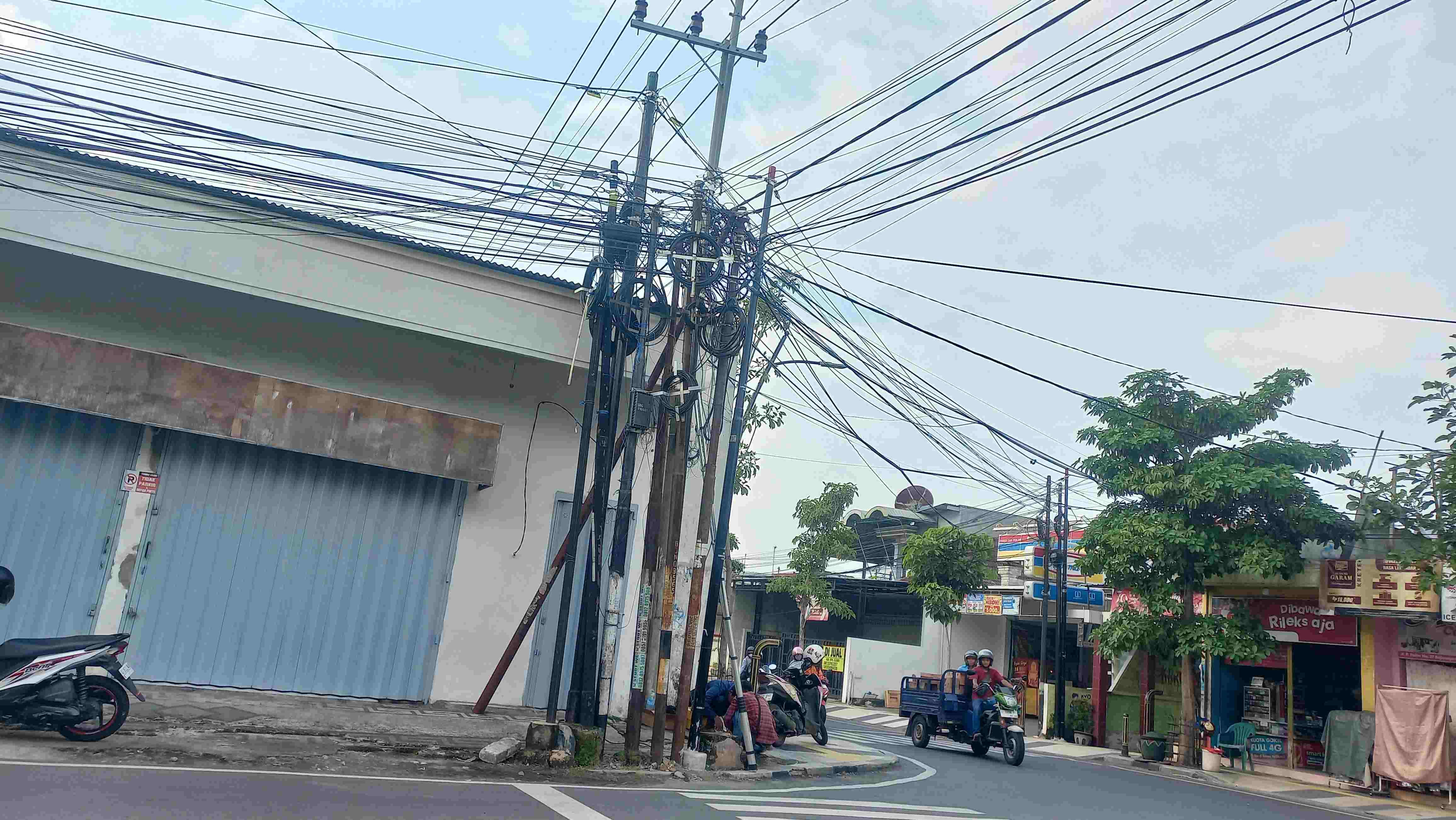 Dibalik Kabel Menjuntai di Bojonegoro, Warga Tumbang dan Regulasi Masih Kosong