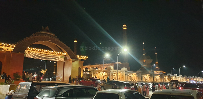 Parkir Berjubel di Masjid Wisata Religi Margomulyo