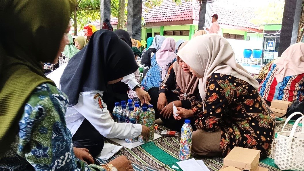 Antusiasme Ibu-ibu PKK Kedungadem Mengikuti Pelatihan Ecobrick dan Literasi Iklim oleh Tim PkM UNUGIRI