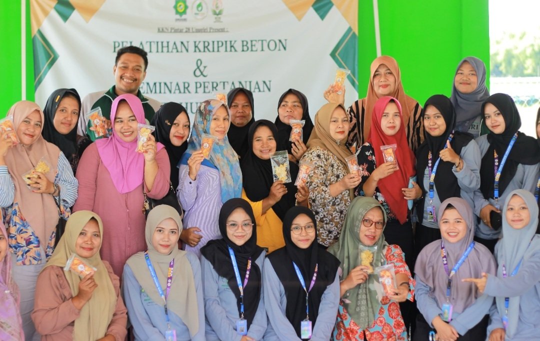 Mahasiswa Unugiri Ajak Warga Desa Sidorejo Manfaatkan Beton Jadi Keripik