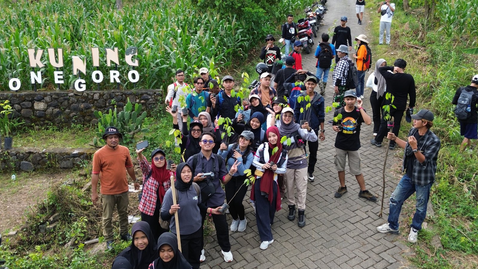 Hijaukan Hulu, Segarkan Lingkungan, Komunitas Lintas Sektor Gotong Royong di Gondang